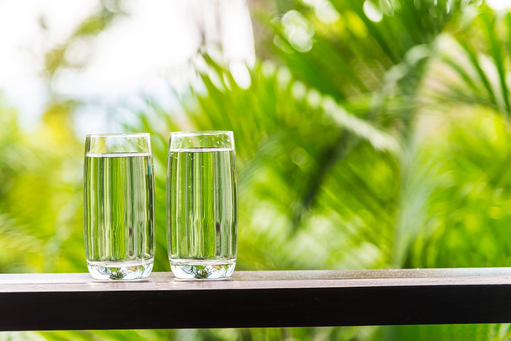 Manakah yang lebih baik antara air reverse osmosis dan air mineral?