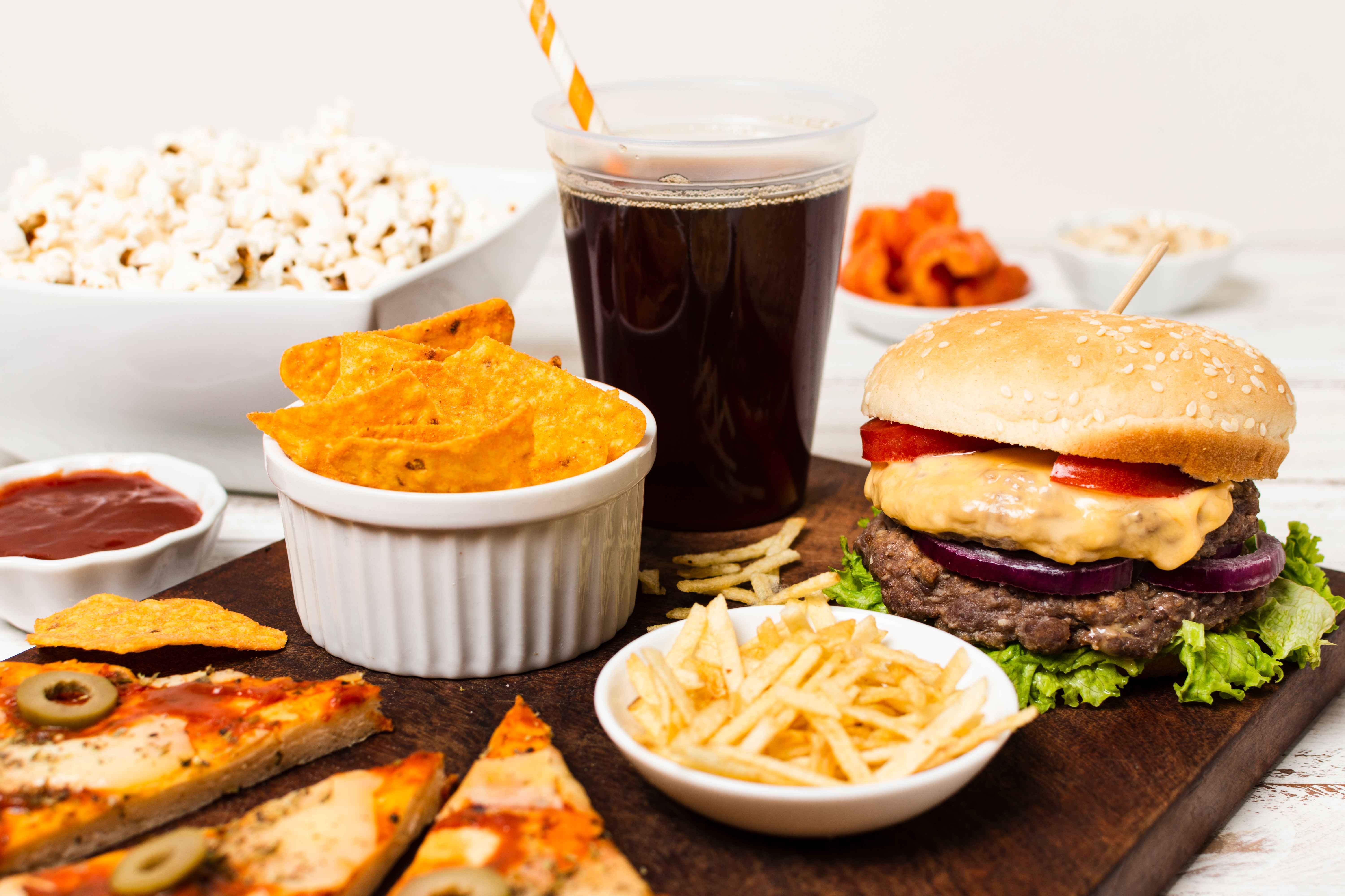 Di Balik Kepraktisan Junk Food Menyimpan Berbagai Bahaya Kesehatan Ini