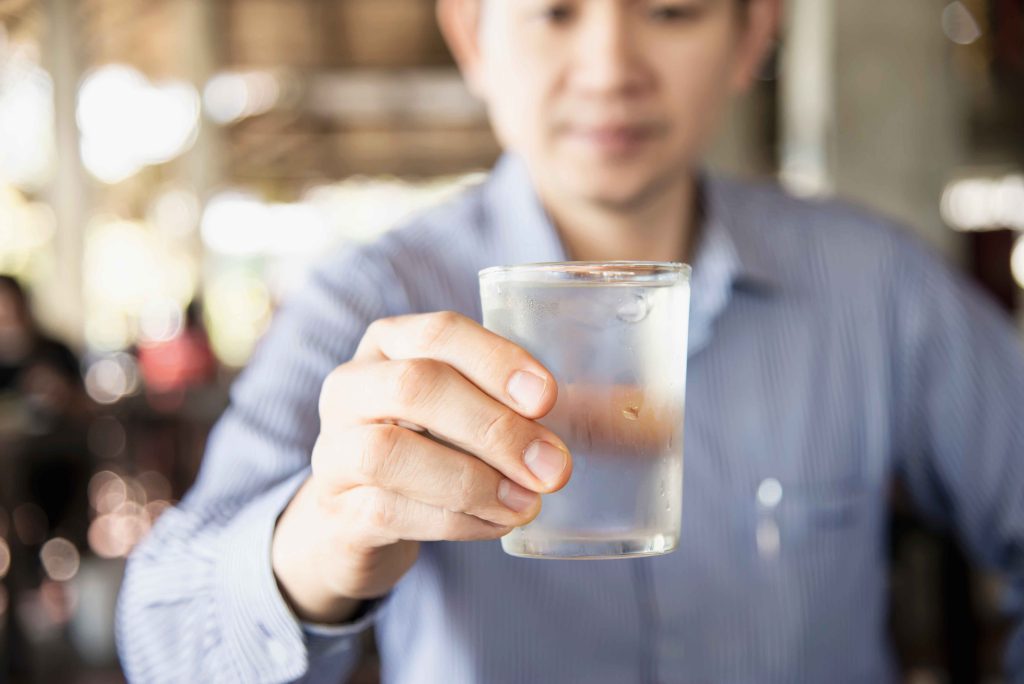 air minum aman untuk hidrasi tubuh selama puasa